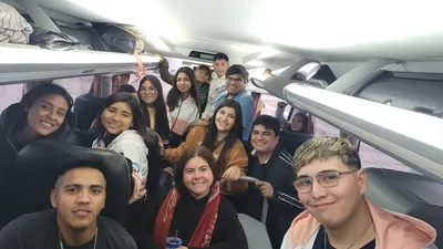 La emoción de los participantes en su viaje al campamento.