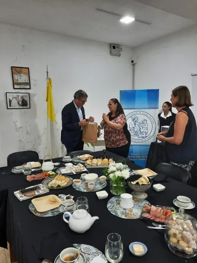 Obsequiamos un presente al Dr. Sante, como recuerdo de su visita a Santiago del Estero