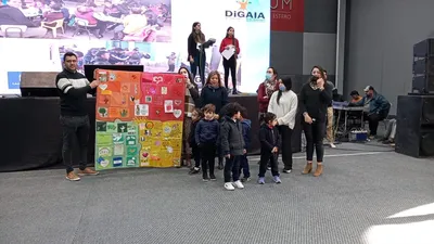 Los alumnos y sus profes mostraron las banderas y los trabajos realizados durante las distintas jornadas de reflexión, en las instituciones.
