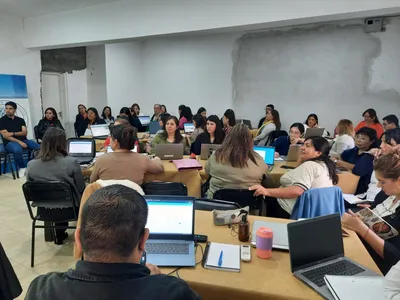 Los asistentes siguieron la capacitación a través de sus PCs.