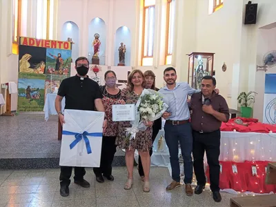 La Lic. Toledo recibiendo sus presentes junto a sus familiares.