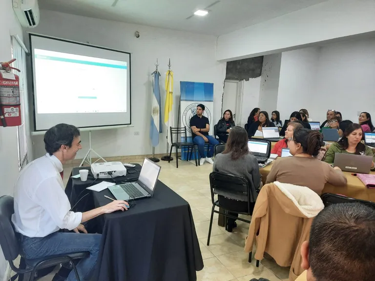 Directivos y secretarios fueron capacitados en el uso del SInIDE