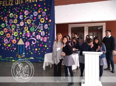 Alumnos del Instituto Espíritu Santo, nivel secundario, homenajearon a sus profes.