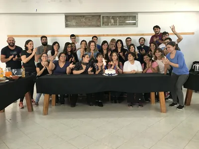 El equipo cantando el cumpleaños feliz a la S.A.E.D