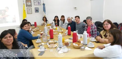 Simón junto a su familia, directivos e integrantes del Equipo de Gestión.