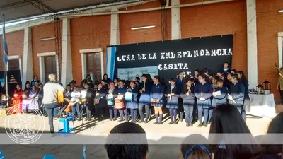 Alumnos del Colegio Medalla Milagrosa, nivel primario, junto a su profesor de música.