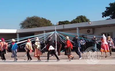 Alumnos del Colegio de Fátima, nivel primario, realizando un número artístico durante el acto.