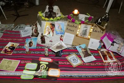 Cada institución estuvo representada por la imagen e historia de su santo patrono.