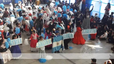 Alumnos y docentes fueron los encargados de llenar de color el momento.