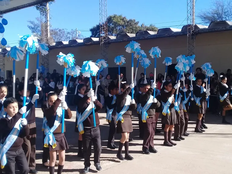 Alumnos de colegios primarios prometieron lealtad a la Bandera