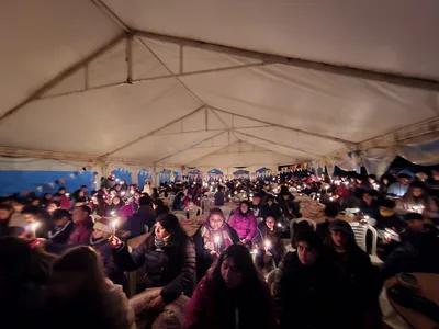 Previo a la misa central del sábado por la noche, los jóvenes compartieron un momento de oración con antorchas.