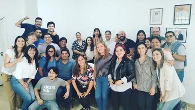 El personal compartió un momento de celebración.
