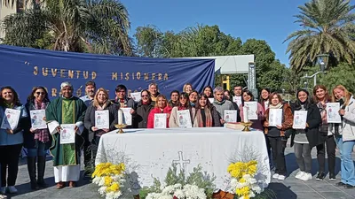 Se hizo entrega de la bendición Papal a las instituciones que participaron.