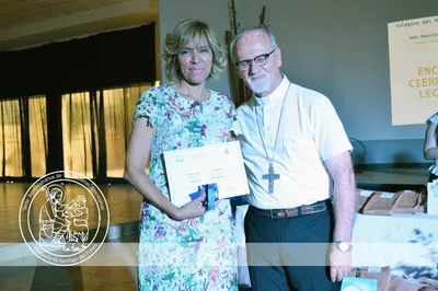 La Lic. Liliana Cano recibiendo su presente.