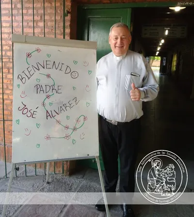 Durante la siesta del jueves, el P. José visitó el Colegio San Francisco de Asís de Fernandez.