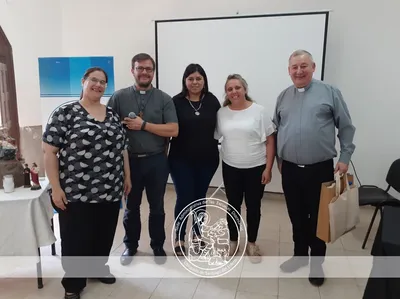 Consejeros y el Equipo de Gestión entregó presentes al Padre José.