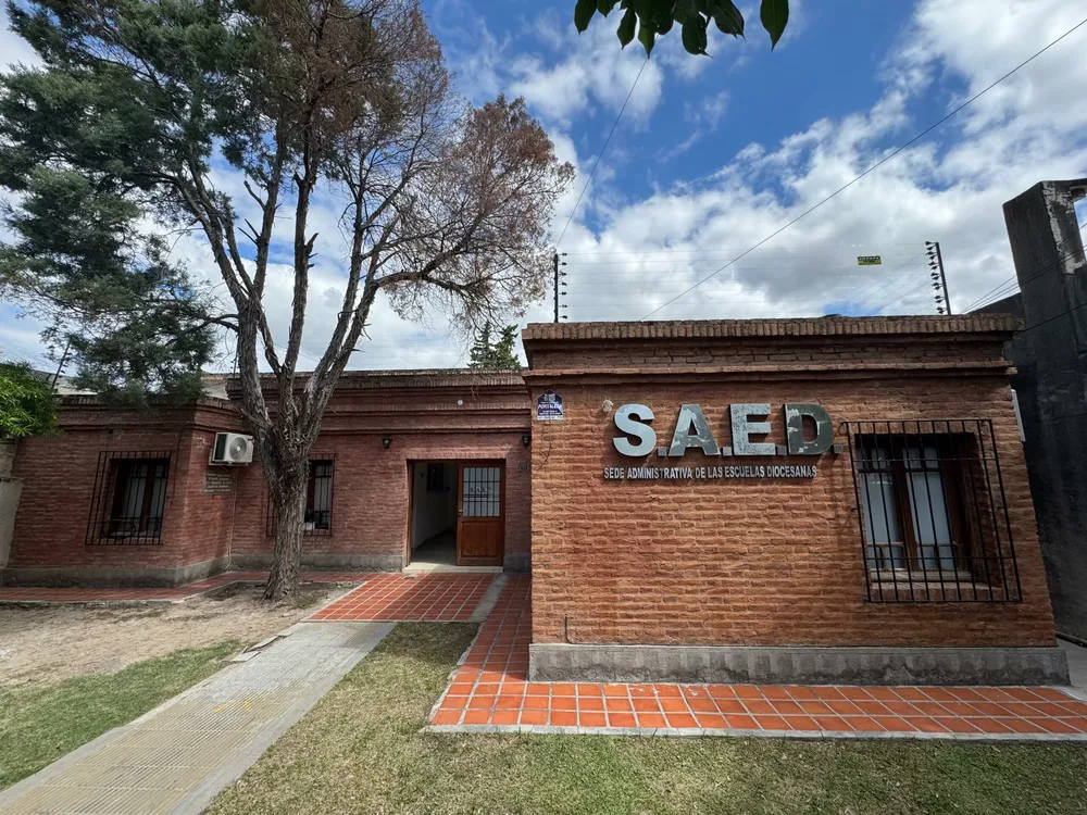 Foto del frente de las oficinas de SAED