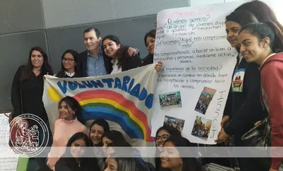 El gobernador de la provincia recorrió los stands y saludó a los estudiantes.